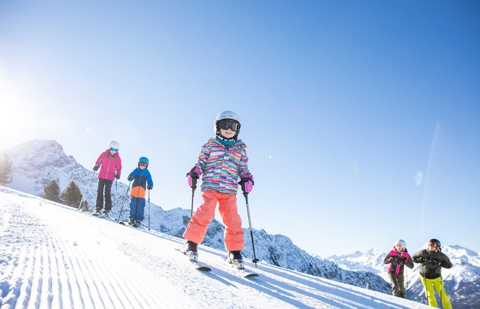 Familie beim Skifahren 