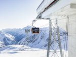 Gondel Seilbahn mit Ausblick über Stubaier Gletscher im Winter 