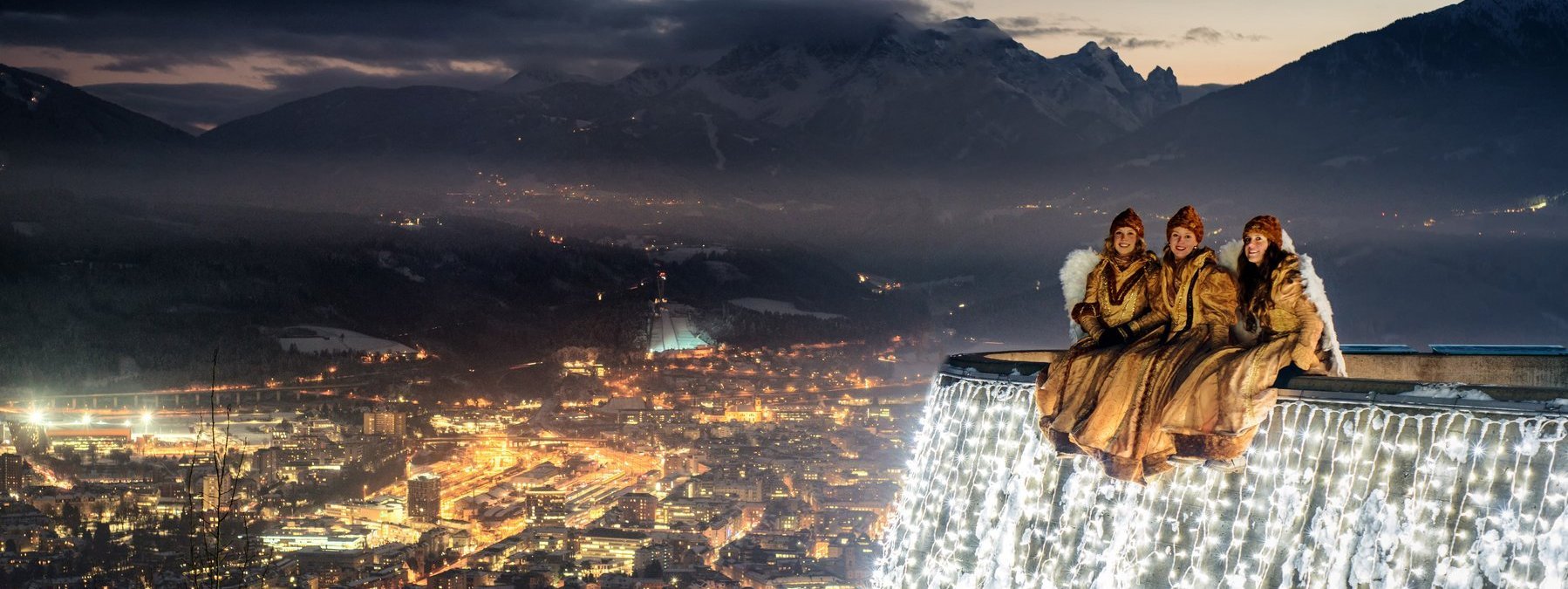 Bergweihnacht Engel auf der Hungerburg über Innsbruck bei Dämmerung