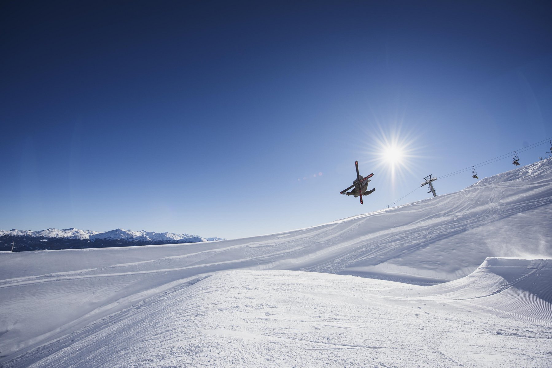 Freestyle Skifahrer im Snowpark