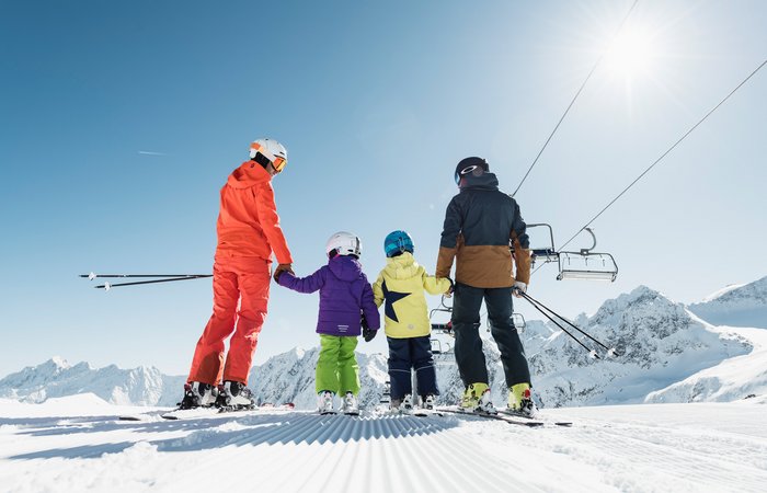 Familie beim Skifahren 