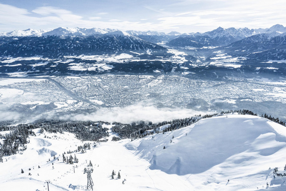 Blick auf die verschneiten Berge