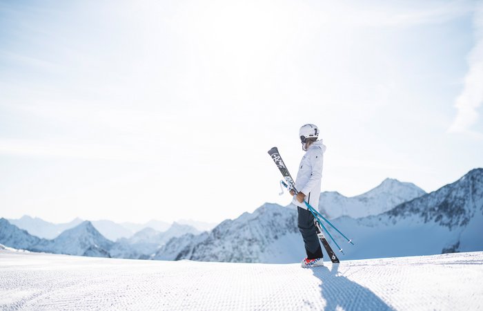 Skifahrerin auf Skipiste 