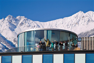 Café Lichtblick von draußen, im Hintergrund die Berge schneebedeckt