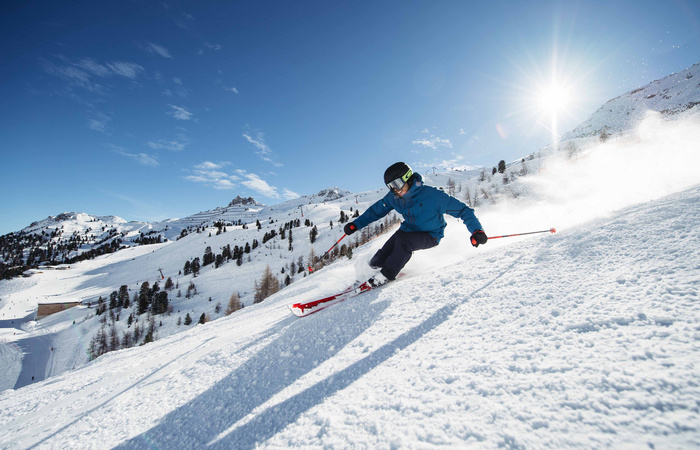 Skifahrer bei Abfahrt 