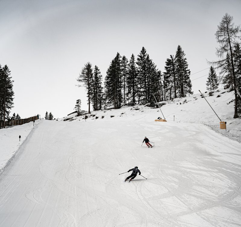 Zwei Skifahrer auf der Piste