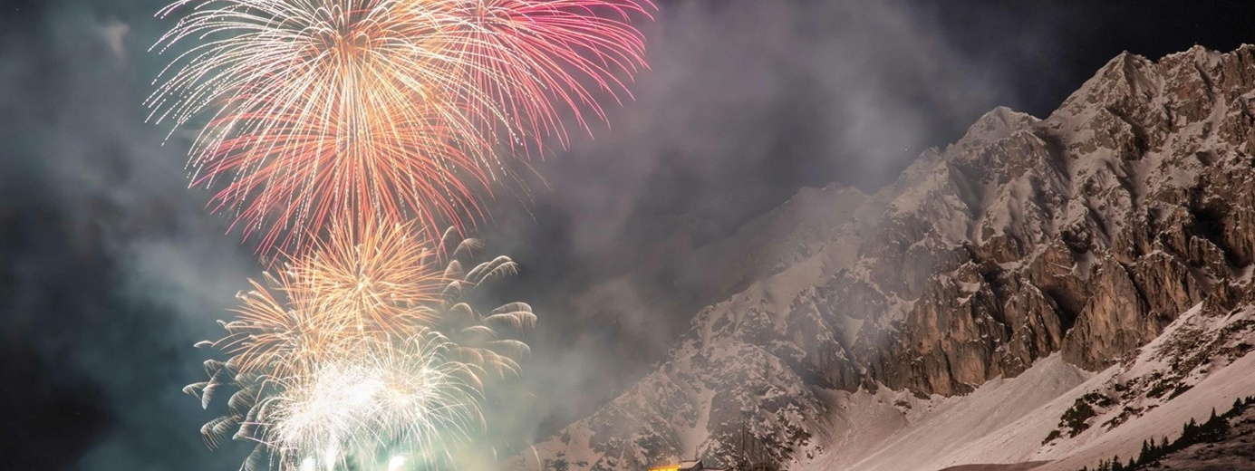 Silvesterfeuerwerk auf der Seegrube über Innsbruck.