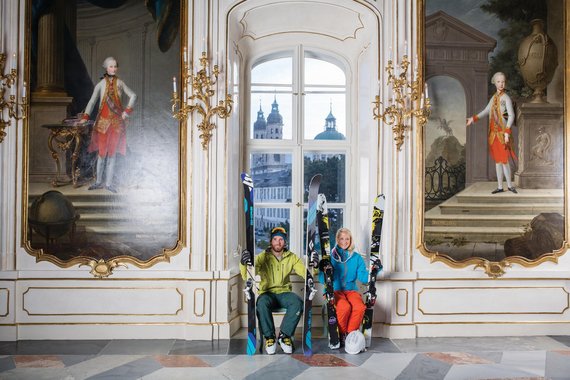 2 Skifahrer sitzen in der Hofburg Innsbruck