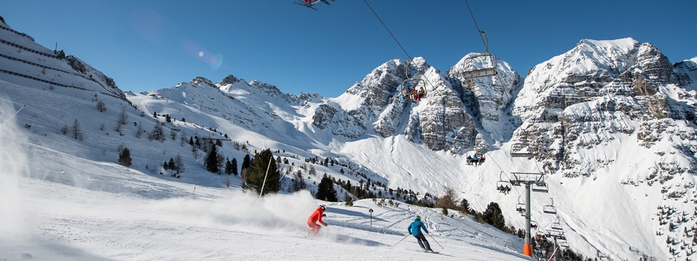 Skifahrer auf der Piste. Das Skigebiet Schlick 2000 ist im SKI plus CITY Pass Stubai Innsbruck inkludiert.