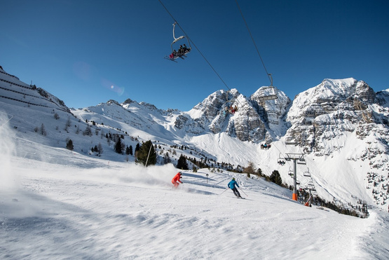 Skifahrer auf der Piste. Das Skigebiet Schlick 2000 ist im SKI plus CITY Pass Stubai Innsbruck inkludiert.