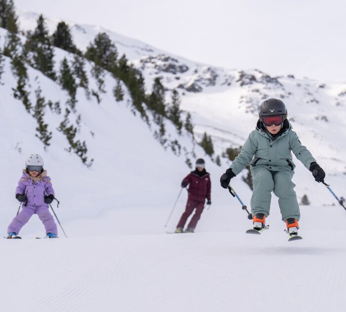 Kinder auf Skiern.