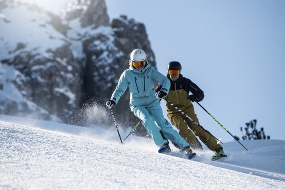 Zwei Skifahrer im Skigebiet Elfer im Stubaital