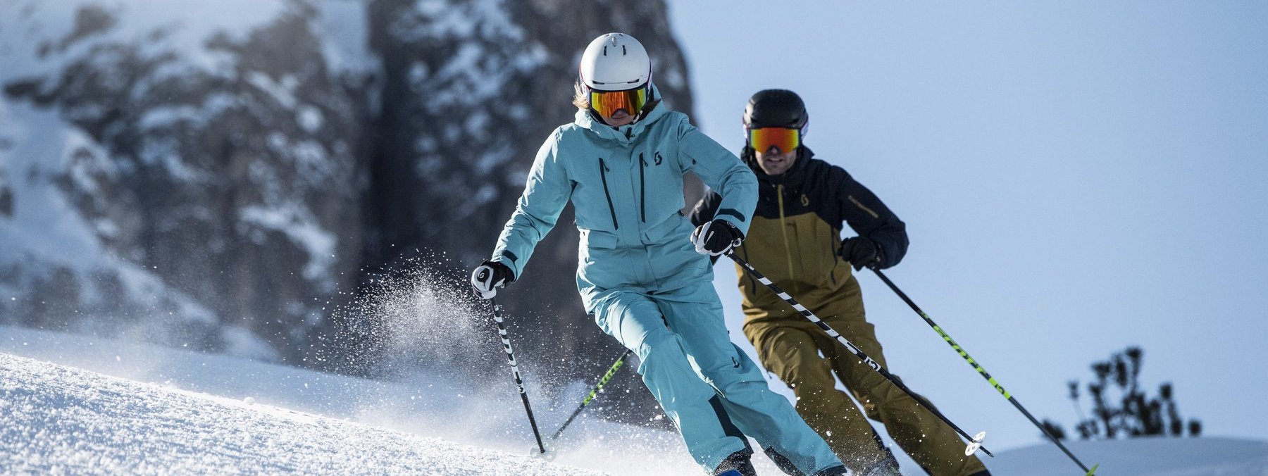 Zwei Skifahrer im Skigebiet Elfer im Stubaital