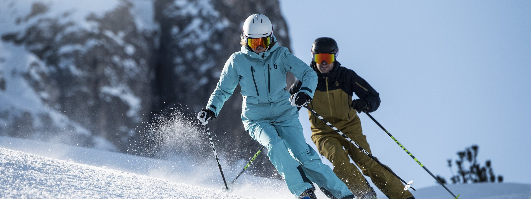 Zwei Skifahrer auf der Piste. Das Skigebiet Elferbahnen ist im SKI plus CITY Pass Stubai Innsbruck inkludiert.