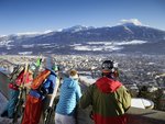 Skifahrer genießen Ausblick über Innsbruck 