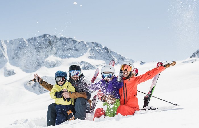 Familie beim Skiurlaub im Schnee