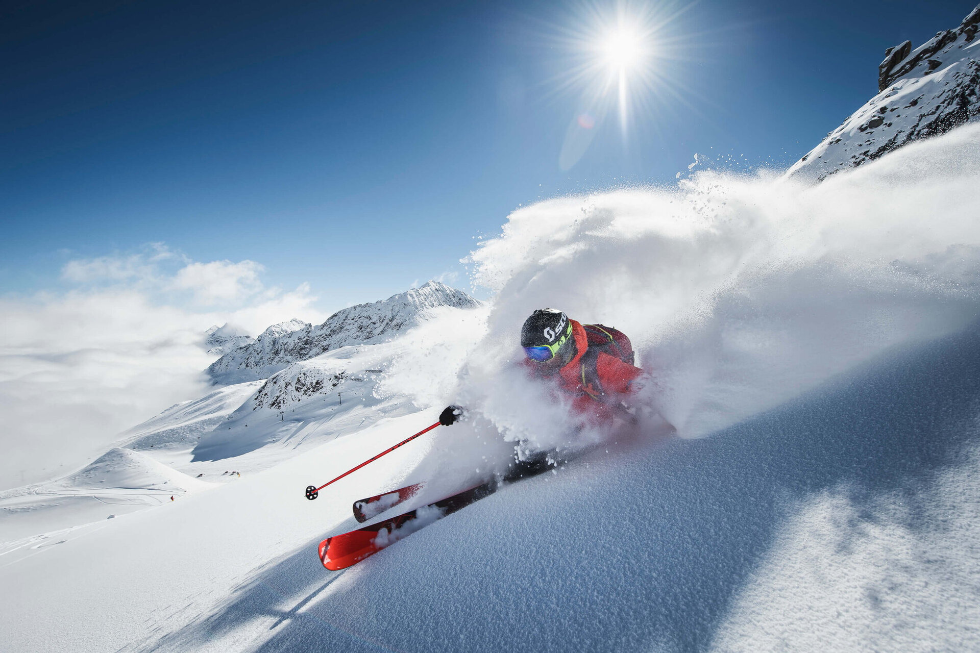 Ein Skifahrer fährt eine Piste hinunter.