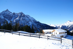 Berghütte mit Schneebedeckt 