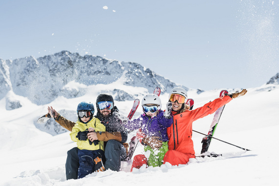 Eine Familie genießt ihren Skiurlaub in Tirol. Das Skigebiet Stubaier Gletscher ist im SKI plus CITY Pass Stubai Innsbruck inkludiert.
