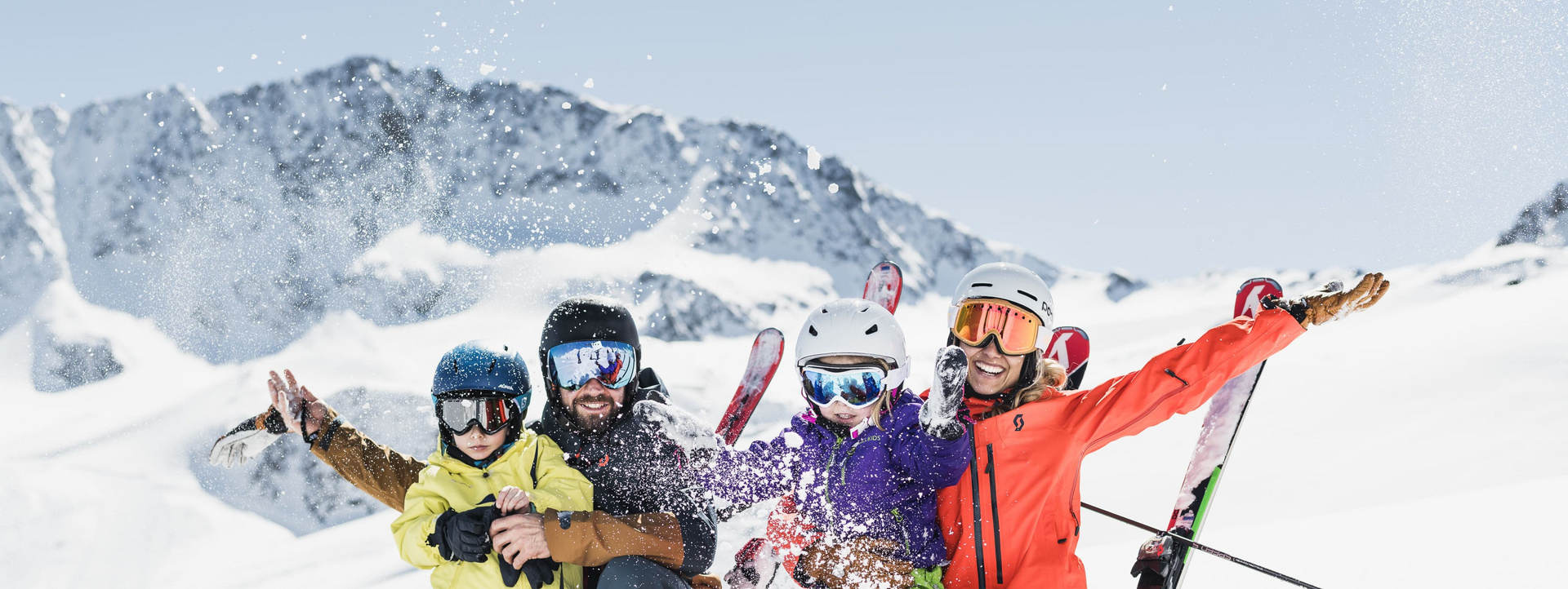 Eine Familie genießt ihren Skiurlaub in Tirol. Das Skigebiet Stubaier Gletscher ist im SKI plus CITY Pass Stubai Innsbruck inkludiert.
