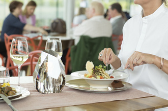 Essen steht am Tisch in Daniels Kristallwelten