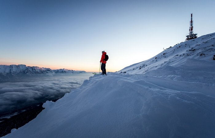 Skifahrer am Patscherkofel mit Blick auf die gegenüberliegenden Berge