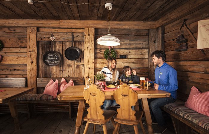 Familie speist in uriger Skihütte 