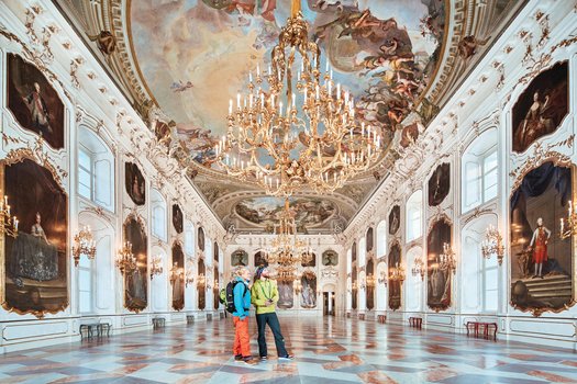Paar beim besichtigen des Riesensaals in der Hofburg Innsbruck 