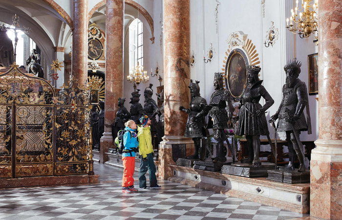 Besucher in der Hofkirche von Innsbruck 