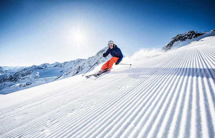 Skifahrer auf Skipiste 