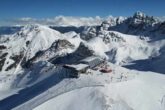 Das Hoadl Haus im Skigebiet Axamer Lizum. Das Skigebiet Axamer Lizum ist im SKI plus CITY Pass Stubai Innsbruck inkludiert.