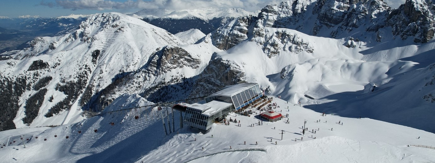 Das Hoadl Haus im Skigebiet Axamer Lizum. Das Skigebiet Axamer Lizum ist im SKI plus CITY Pass Stubai Innsbruck inkludiert.