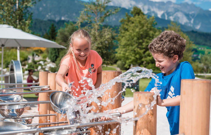 Kinder beim dem neuen Swarovski Spielplatz 