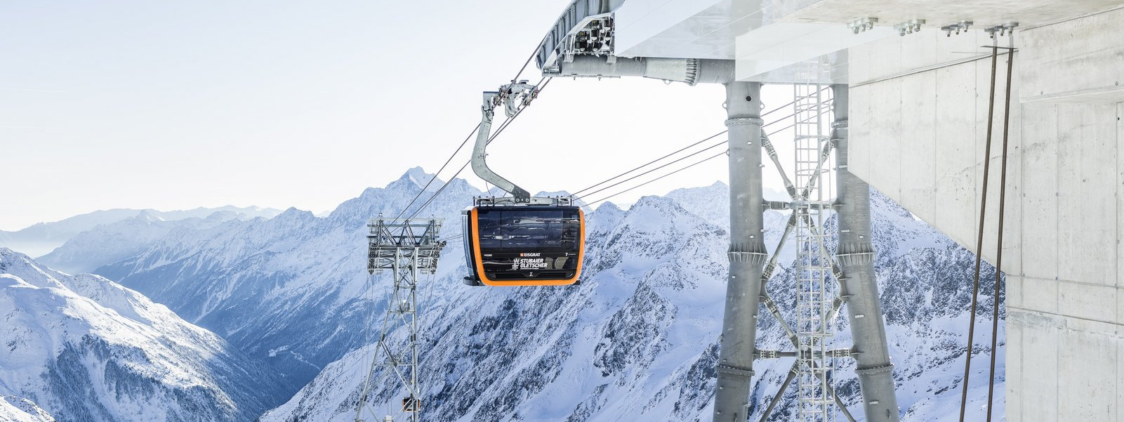 Einfahrt einer Gondel der Eisgratbahn. Das Skigebiet Stubaier Gletscher ist im SKI plus CITY Pass Stubai Innsbruck inkludiert.