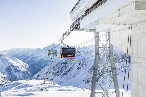 Einfahrt einer Gondel der Eisgratbahn. Das Skigebiet Stubaier Gletscher ist im SKI plus CITY Pass Stubai Innsbruck inkludiert.