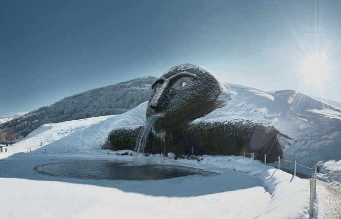 Der Riese von Andre Heller. Die Eintritt zu den Swarovski Kristallwelten ist im SKI plus CITY Pass Stubai Innsbruck inkludiert.