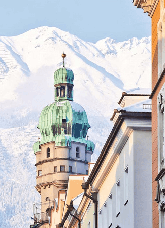 Blick auf die schneebedeckten Berge hinter Innsbruck.