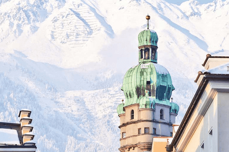 Blick auf die schneebedeckten Berge hinter Innsbruck.
