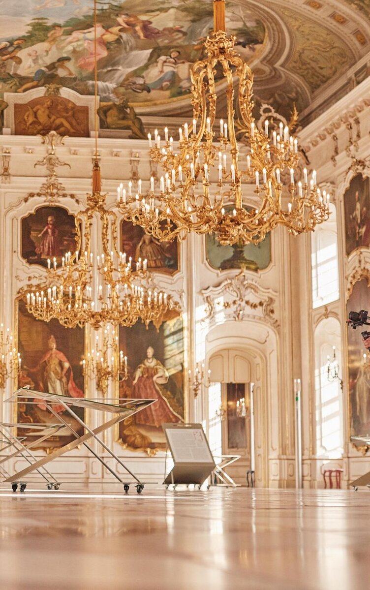 Eine Familie spaziert durch die Hofburg.