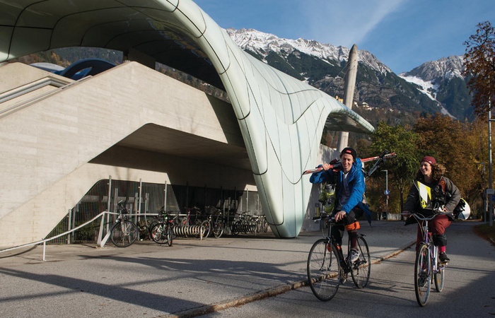 zwei Skifahrer mit Rad in der Stadt 