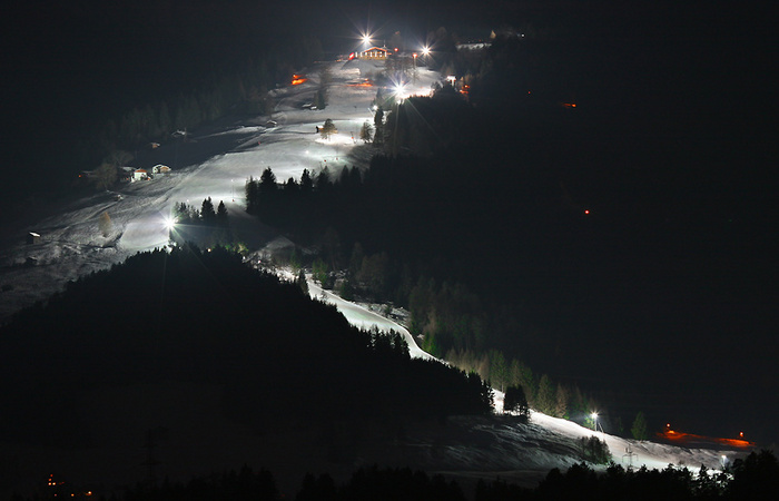 Skipiste bei Nacht 