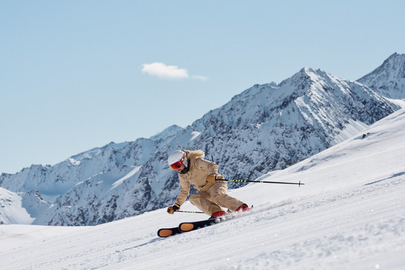 Ein Skifahrer auf der Piste. Das Skigebiet Stubaier Gletscher ist im SKI plus CITY Pass Stubai Innsbruck inkludiert.