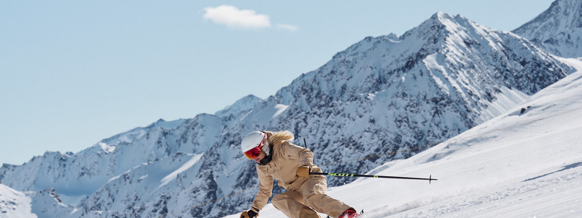 Ein Skifahrer auf der Piste. Das Skigebiet Stubaier Gletscher ist im SKI plus CITY Pass Stubai Innsbruck inkludiert.