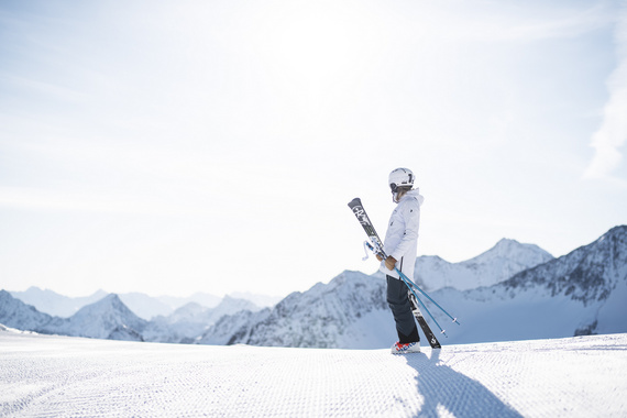 Eine Skifahrerin genießt die Aussicht. Der Stubaier Gletscher ist im SKI plus CITY Pass Stubai Innsbruck inkludiert.