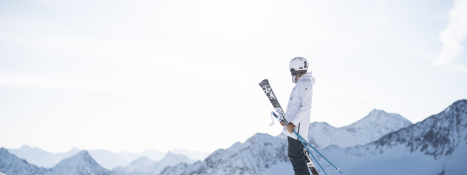 Eine Skifahrerin genießt die Aussicht. Der Stubaier Gletscher ist im SKI plus CITY Pass Stubai Innsbruck inkludiert.