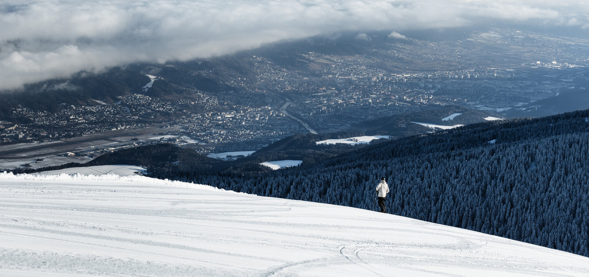Zwei Skifahrer auf einer Piste.