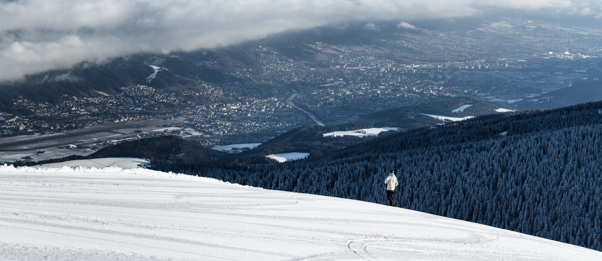 Zwei Skifahrer auf einer Piste.