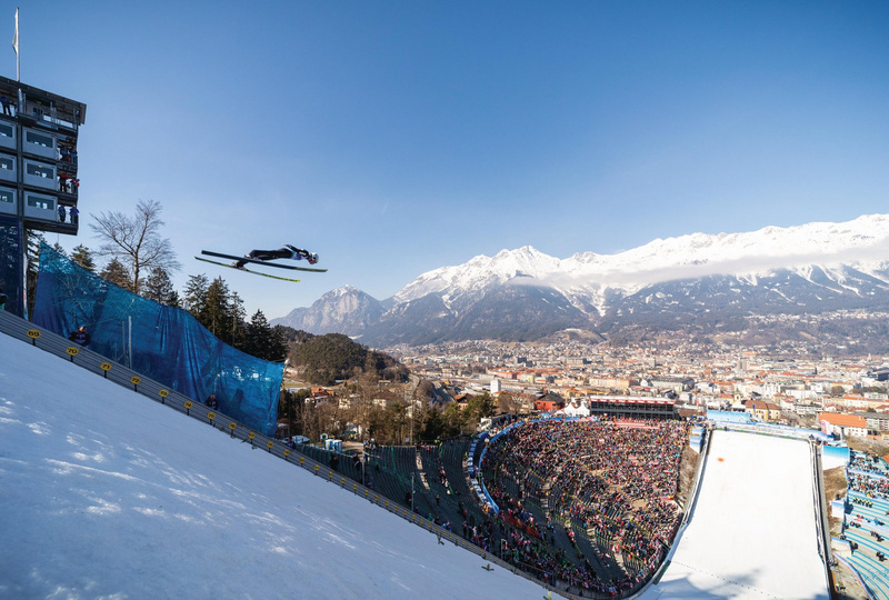 Bergisel Sprungschanze mit Bergkulisse im Hintergrund. Der Eintritt zum Museum ist im SKI plus CITY Pass Stubai Innsbruck inkludiert.