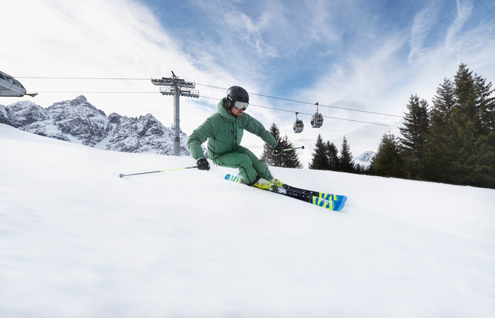 Skifahrer bei Abfahrt 