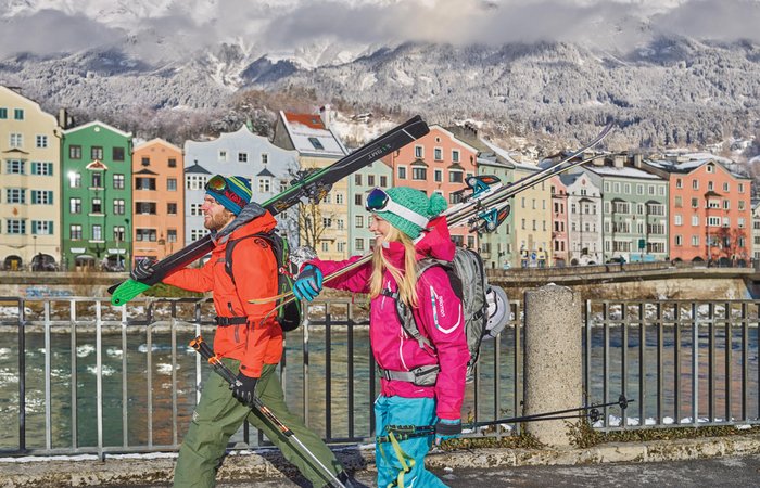 Skifahrer in der Innsbrucker Innenstadt 